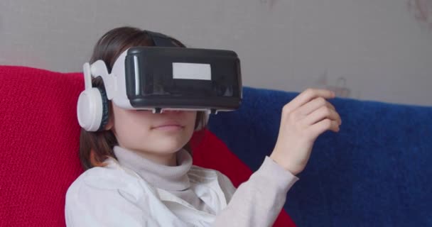 Подросток Очках Виртуальной Реальности Листает Виртуальные Книги Онлайн Обучения Дому — стоковое видео