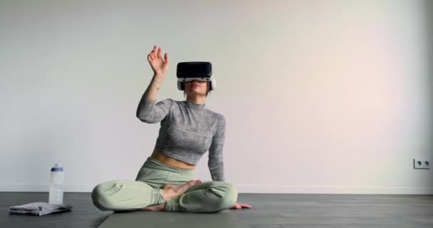 Meditatie Elke Plaats Wereld Wirh Virtual Reality Een Jonge Vrouw — Stockvideo
