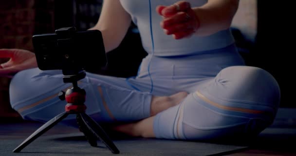 Kesilmiş Bir Kadının Videosu Akıllı Telefonundan Yoga Dersi Seçiyor Meditasyon — Stok video