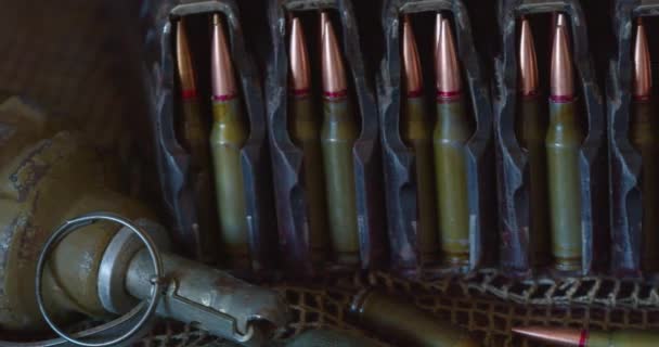 Caméra Déplaçant Long Soigneusement Organisé Rangées Munitions Magazines Prêts Emploi — Video