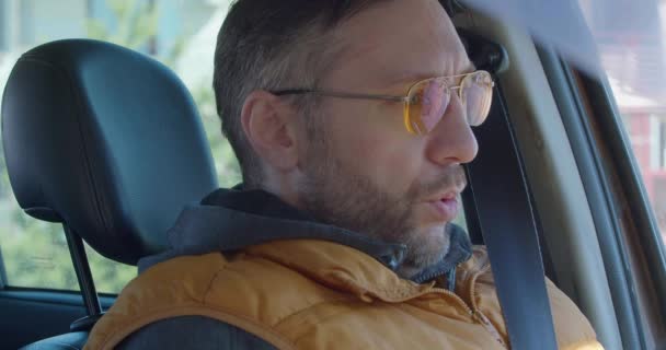 Orta Yaşlı Bir Sürücü Uzun Bir Yolculuktan Sonra Dinleniyor Gözlüklerini — Stok video
