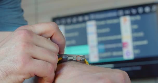 Ένα Κοντινό Πλάνο Ενός Χεριού Mans Χρησιμοποιώντας Ένα Smartwatch Για — Αρχείο Βίντεο