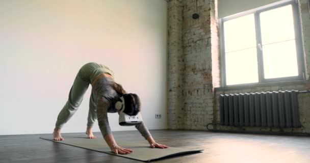 Практика Йоги Моделированием Виртуальной Реальности Женщина Выполняет Восходящие Упражнения Руководством — стоковое видео