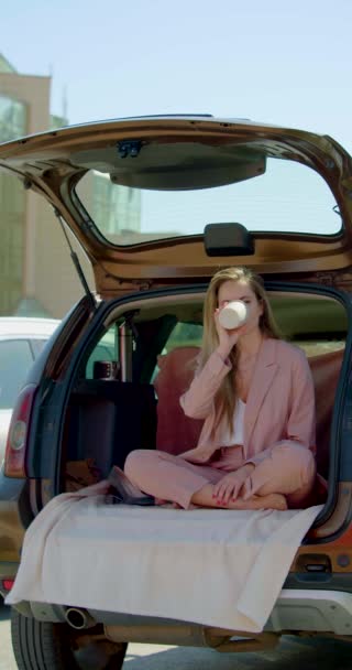 Vertikal Video Ung Affärskvinna Sitter Bakluckan Sin Bil Kaffepaus Den — Stockvideo