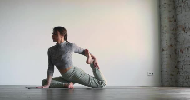 Geestelijke Gezondheid Digitale Detox Met Yoga Meditatie Praktijken Een Jonge — Stockvideo