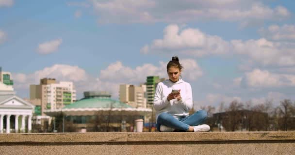 Acerque Imágenes Una Mujer Meditando Terraplén Ella Baja Smartphone Comienza — Vídeo de stock