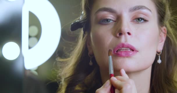 Jonge Vrouw Schilderen Haar Lippen Voorkant Van Een Spiegel Thuis — Stockvideo