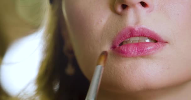 Giovane Donna Dipingere Labbra Fronte Uno Specchio Lipsclose Filmati Rallentatore — Video Stock