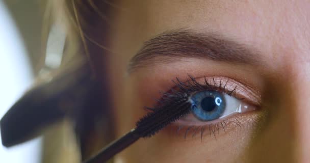 Niebieskooka Kobieta Maluje Rzęsy Przed Lustrem Zbliżenie Oczu Spowolniony Materiał — Wideo stockowe