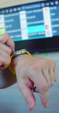 Akıllı bir el, televizyon kanallarını rahatça değiştirmek için akıllı bir el kullanarak modern ve uygun bir eğlence deneyimi sunuyor. Dikey 4k 'lık görüntüyü kapat.