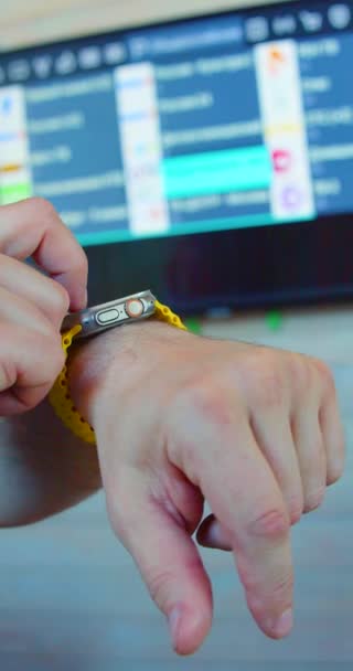 Ένα Mans Χέρι Χρησιμοποιώντας Ένα Smartwatch Για Μεταβείτε Αβίαστα Τηλεοπτικά — Αρχείο Βίντεο