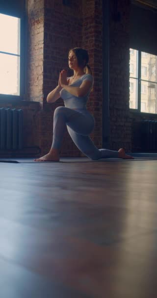 Anjaneyasana Denge Akıl Sağlığı Yavaş Yaşam Konsepti Yoga Meditasyon Dijital — Stok video