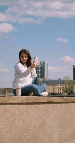 Βγάζοντας Μια Selfie Smartphone Κατά Διάρκεια Του Υπαίθριου Περιπάτου Ψυχολογία — Αρχείο Βίντεο