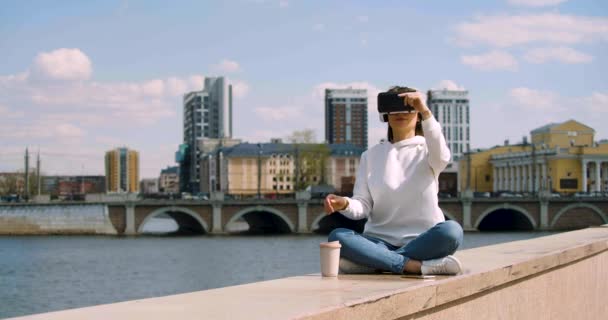 Junge Frau Mit Brille Eingetaucht Eine Virtuelle Welt Während Sie — Stockvideo