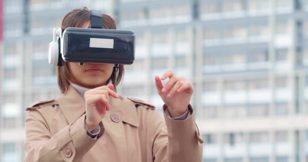 Vrメガネをかけた10代の少女が仮想世界に没頭 大都市の中心部における最先端技術の可能性 — ストック動画
