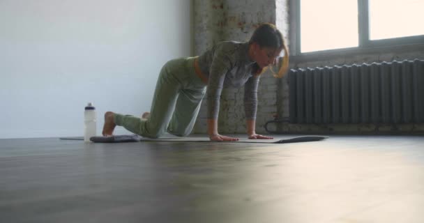 Yoga Som Väg Till Hälsa Långsam Rörelse Bilder Ung Kvinna — Stockvideo