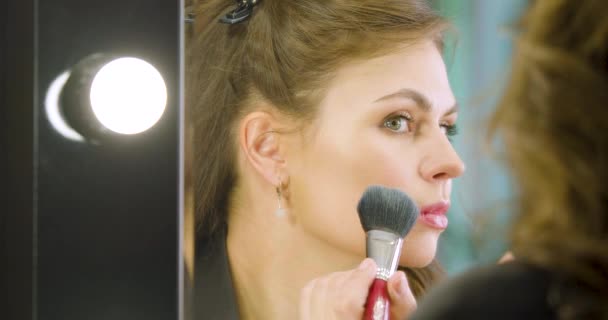 Vista Cerca Una Mujer Joven Que Aplica Maquillaje Delante Del — Vídeos de Stock
