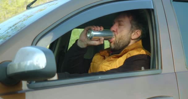 Pijany Kierowca Pijany Człowiek Kierownicą Parkingu Prowadząc Pod Wpływem Alkoholu — Wideo stockowe