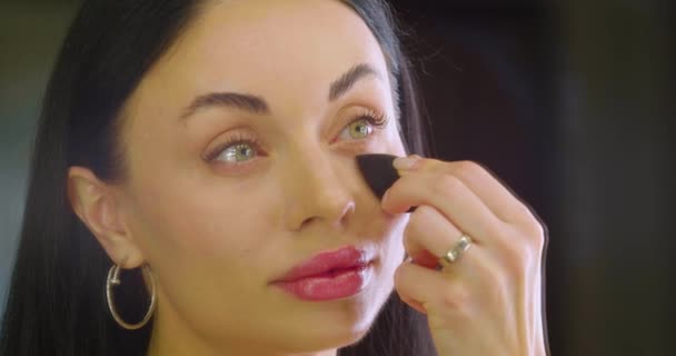 Makeup Foundation Framför Spegeln Hemma Slow Motion Bilder Kvinnligt Ansikte — Stockvideo