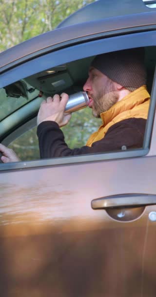 Dronken Bestuurder Dronken Man Achter Het Stuur Een Parkeerplaats Rijden — Stockvideo