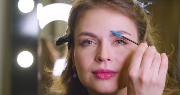 Filmagem Uma Jovem Mulher Fazendo Correção Sobrancelha Aplicando Maquiagem Fromt — Vídeo de Stock