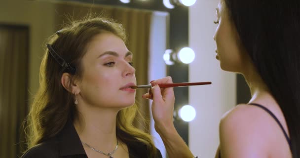 Imágenes Cámara Lenta Una Mujer Caucásica Aplicando Maquillaje Estudio Belleza — Vídeos de Stock