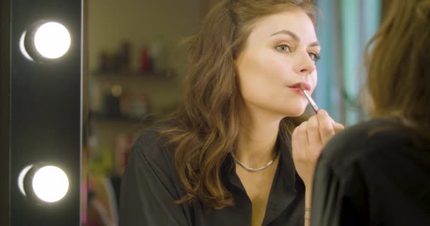 Video Van Een Jonge Sexy Vrouw Verf Haar Lippen Voor — Stockvideo