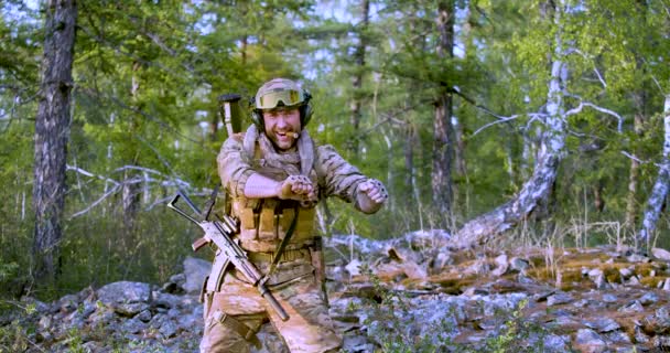 Soldado Bailarín Descarga Mental Durante Las Pruebas Más Difíciles Para — Vídeo de stock