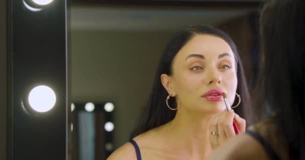 Sexy Morena Mujer Pintarse Los Labios Delante Espejo Casa Cámara — Vídeos de Stock