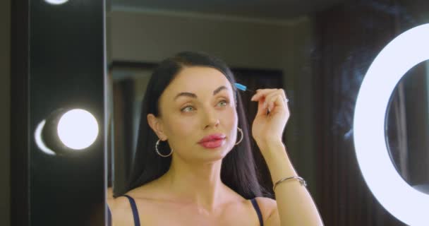 一名妇女在家里镜子前矫正眉毛的慢动作镜头4K — 图库视频影像