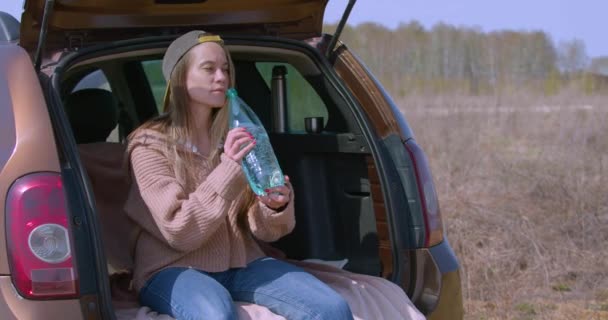 Oltsd Szomjadat Egy Hosszú Után Autóval Fiatal Iszik Vizet Műanyag — Stock videók