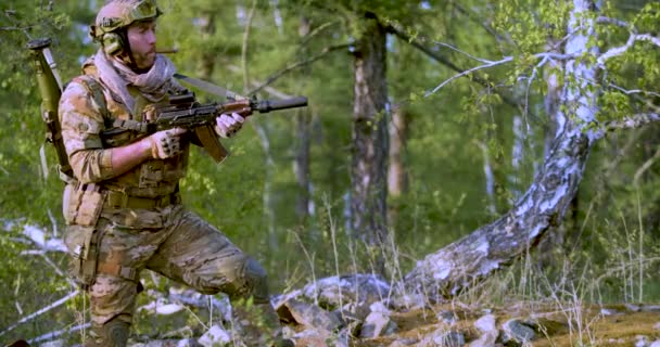 Schießer Soldat Moderne Kriegsführung Ein Soldat Feuert Wald Einen Schuss — Stockvideo