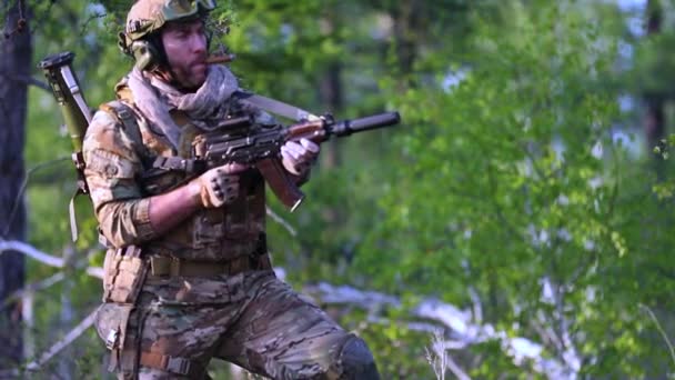 Skjuter Soldat Modern Krigföring Soldat Avfyrar Explosion Från Ett Maskingevär — Stockvideo