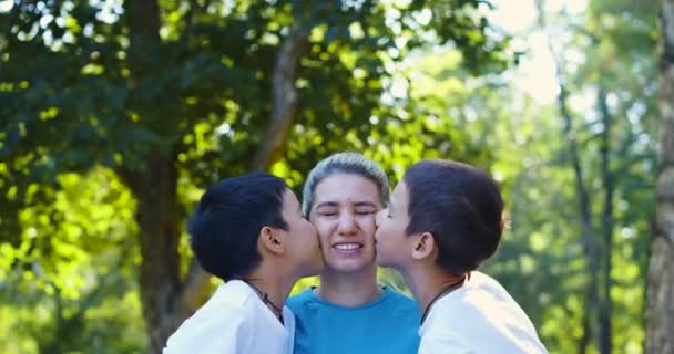 这段温馨的视频记录了两个可爱的亚洲男孩通过拥抱和亲吻表达他们对母亲的爱 从而创造了一个美好的家庭联系和亲密的时刻 — 图库视频影像