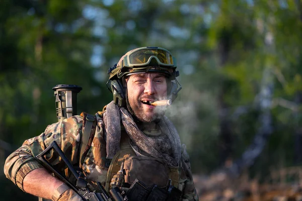 Egy Modern Zsoldos Katona Elszívása Egy Szakállas Középkorú Férfi Katonai — Stock Fotó