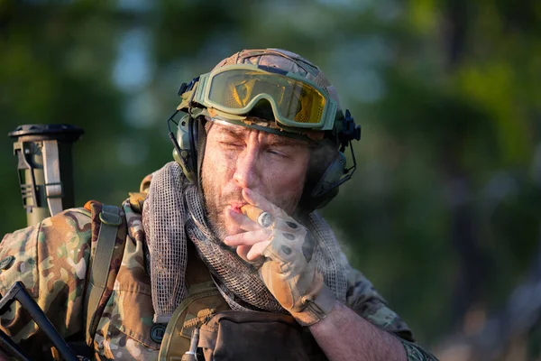Σύγχρονος Μισθοφόρος Στρατιώτης Ένας Γενειοφόρος Μεσήλικας Στρατιωτικά Πολεμοφόδια Καπνίζει Ένα — Φωτογραφία Αρχείου