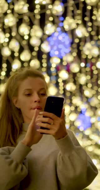 Giovane Donna Che Scatta Una Foto Con Suo Smartphone Nella — Video Stock