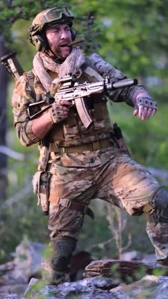 Strzelający Żołnierz Nowoczesna Wojna Żołnierz Strzela Karabinu Maszynowego Lesie Fhd — Wideo stockowe