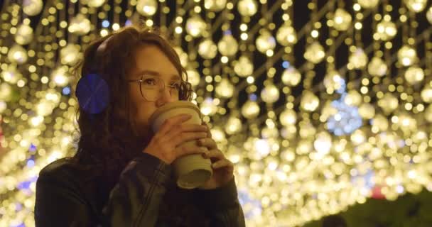 여성은 크리스마스 이브에 커피와 미소를 즐긴다 슬로우 — 비디오