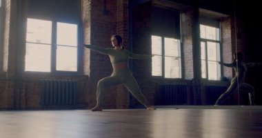 Karanlık bir odada yoga egzersizi. Meditasyon uygulamaları dijital detoks konsepti olarak kullanılır. Genç kadın yoga yapıyor. Denge, akıl sağlığı ve yavaş yaşam kavramı.