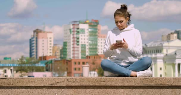 Imagens Uma Mulher Meditar Aterros Ela Pousa Seu Smartphone Começa — Vídeo de Stock