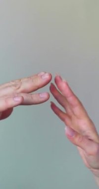 Bir kadın ve erkek elinin birbirine hafifçe sürtündüğü, parmaklarının nazikçe birbirine dolandığı insan dokunuşunun derin bağlantısını hissedin. Samimiyetin özü- dokunuşun gücü bağ kurmada..