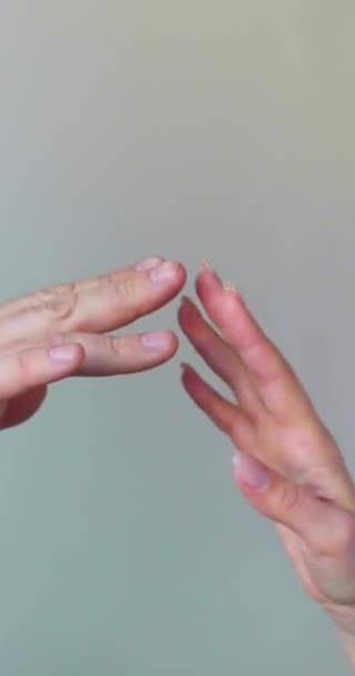 Ζήστε Βαθιά Σύνδεση Της Ανθρώπινης Αφής Θηλυκό Και Αρσενικό Χέρι — Αρχείο Βίντεο
