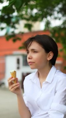 Yazın tatlı senfonisini yaşayın. İnsanlar dondurmayla uyum içinde. Tat alma tomurcukları mutluluk senfonisi oluşturan enfes lezzetlerle dans ediyor..