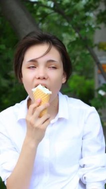 Yazın neşesini gülümseme ve donmuş zevklerle kutlayın. Güneşin altında dondurmanın tadını çıkarırken genç ve yaşlı yüzlerin verdiği hazza tanık olun..