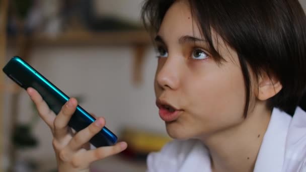 Årig Flicka Spelar Röst För Att Skicka Ett Meddelande Till — Stockvideo