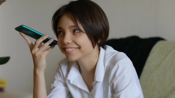 Leende Tonårstjej Lyssnar Ett Röstmeddelande Sin Smartphone Röstmeddelanden När Det — Stockvideo