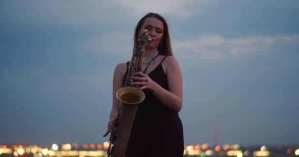Una Joven Toca Saxofón Mientras Está Pie Techo Edificio Centro — Vídeos de Stock