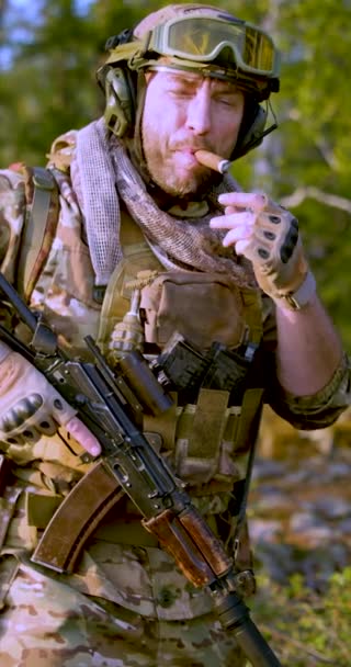 Πορτρέτο Ενός Καπνιστού Σύγχρονου Μισθοφόρου Στρατιώτη Ένας Μεσήλικας Στρατιωτικά Πυρομαχικά — Αρχείο Βίντεο