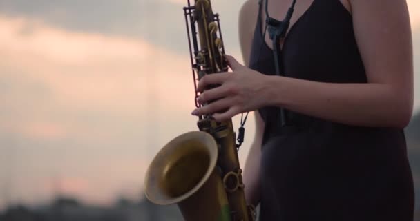 Romantisk Musik För Din Själ Ung Kvinna Spelar Saxofon När — Stockvideo